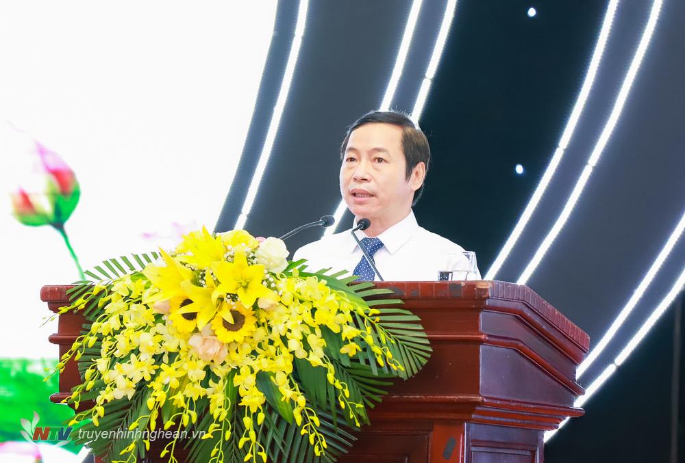 Đồng chí Lê Đình Lý - Giám đốc Sở Nội vụ trình bày Báo cáo kết quả bầu cử đại biểu HĐND các cấp nhiệm kỳ 2021 - 2026.