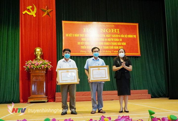 Trưởng Ban tuyên giáo Tỉnh ủy trao bằng khen của Ban thường vụ Tỉnh ủy cho tập thể, cá nhân thực hiện xuất sắc Chỉ thị 35 của bộ chính trị về đại hội Đảng