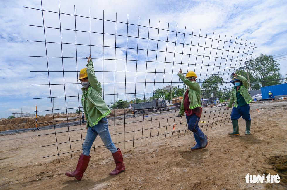 Công nhân chuẩn bị vỉ sắt đổ bêtông nền tại Bệnh viện dã chiến huyện Bình Chánh