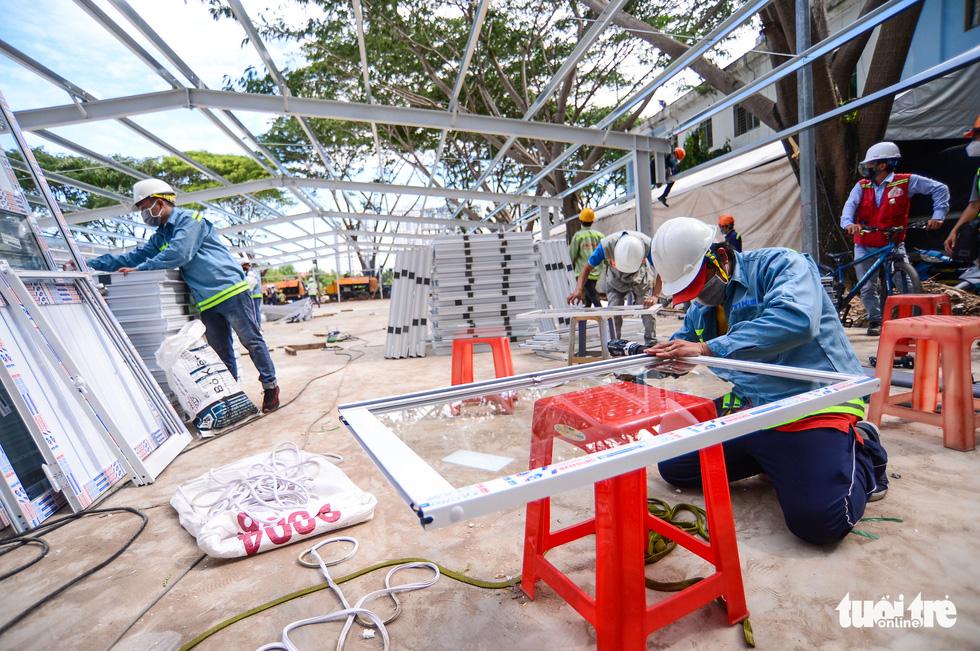 Tại bệnh viện dã chiến ở quận 7 đã lắp được mái và nhà thép cho 5 dãy