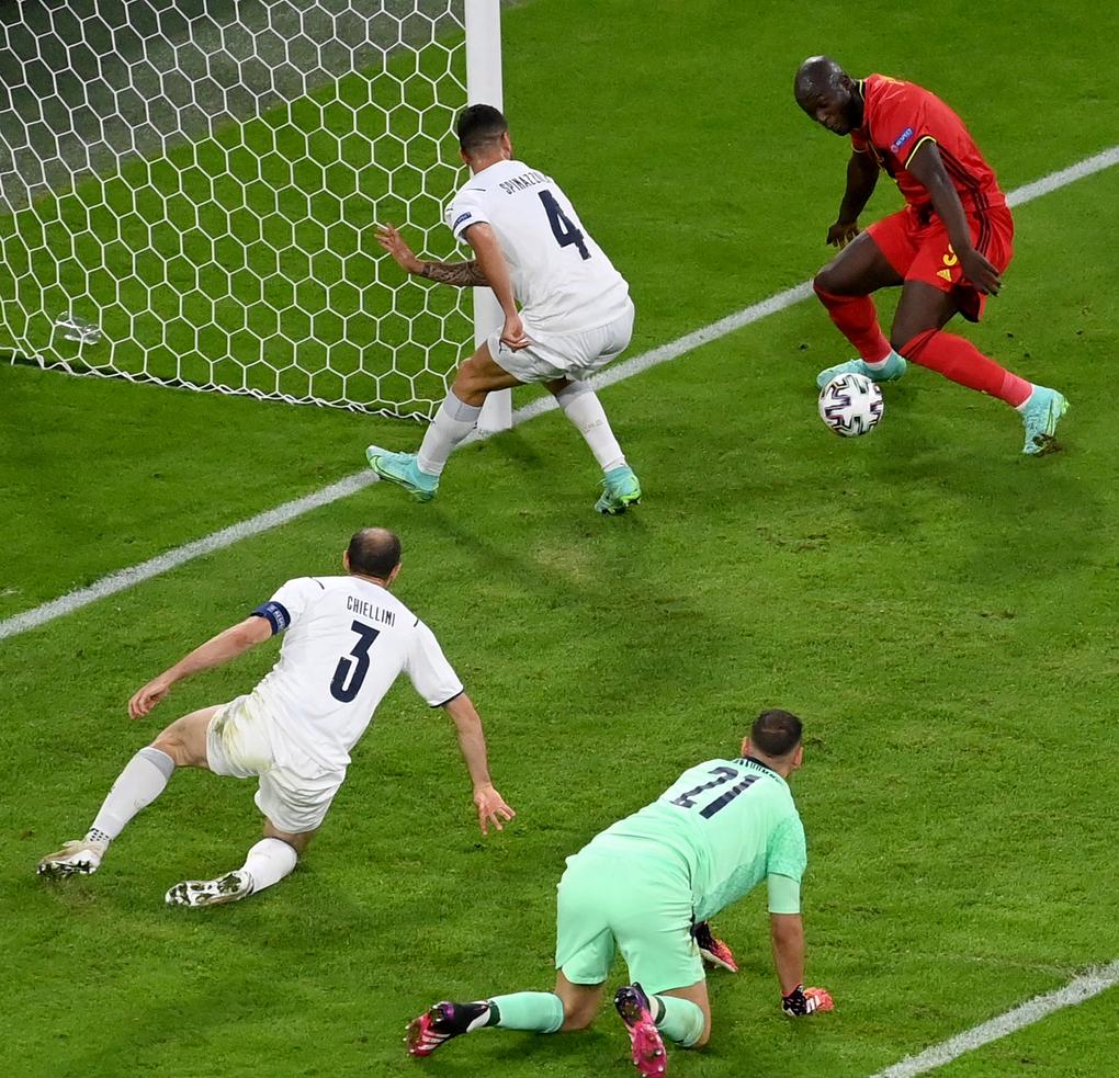 Pha hỏng ăn của Lukaku ở phút 61. Ảnh: Reuters