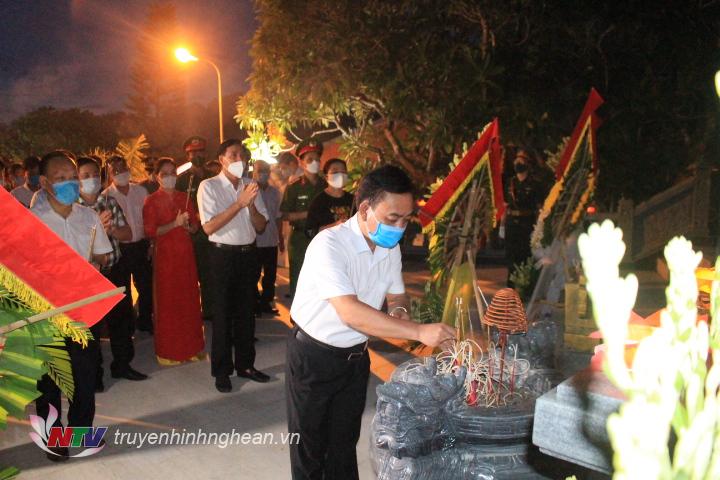 Lãnh đạo huyện Quỳ Hợp dâng hương tưởng nhớ các anh hùng liệt sỹ tại nghĩa trang liệt sỹ huyện.