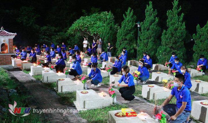 Hàng nghìn ngọn nến tri ân được thắp sáng để tưởng nhớ các anh hùng liệt sỹ