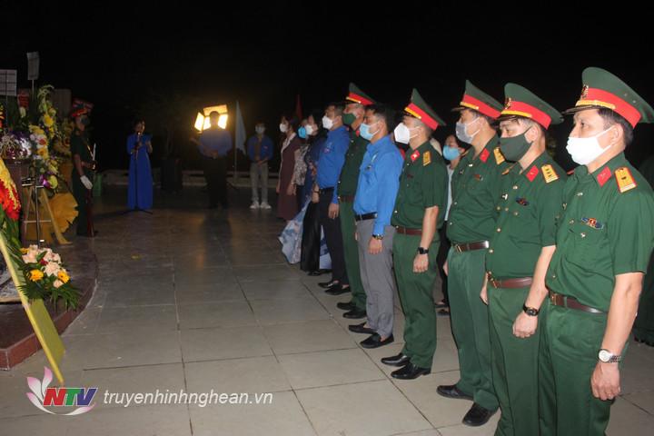 Các đại biểu dâng hoa, dâng hương trước tượng đài liệt sỹ.