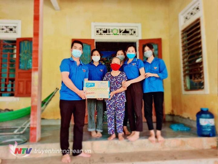 Các cơ sở đoàn trên toàn huyện trao quà tri ân cho cựu TNXP