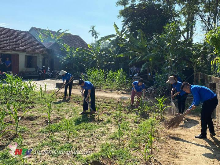 Các bạn đoàn viên, thanh niên xã Nghĩa Khánh quyét dọn nhà cửa giúp bà