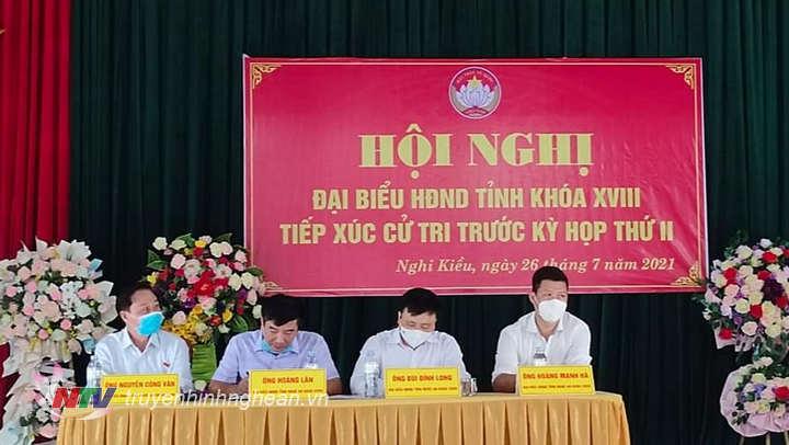 Các đại biểu tham gia buổi tiếp xúc cử tri.