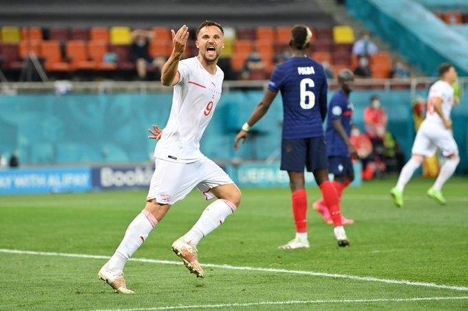 Seferovic làm lu mờ dàn sao Pháp.