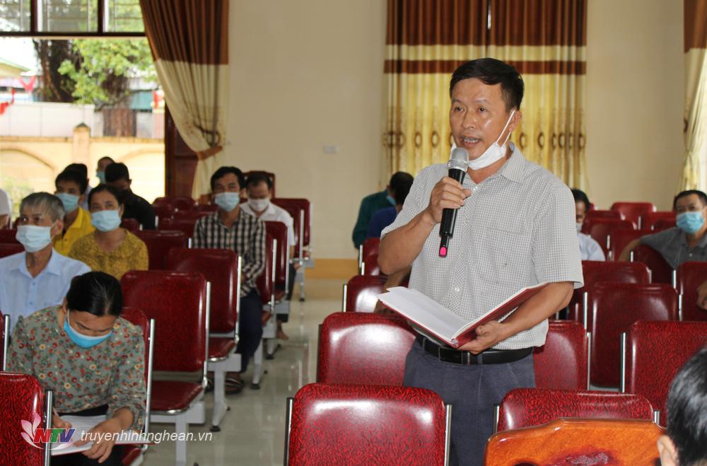 Cử tri nêu ý kiến, kiến nghị tại buổi tiếp xúc.