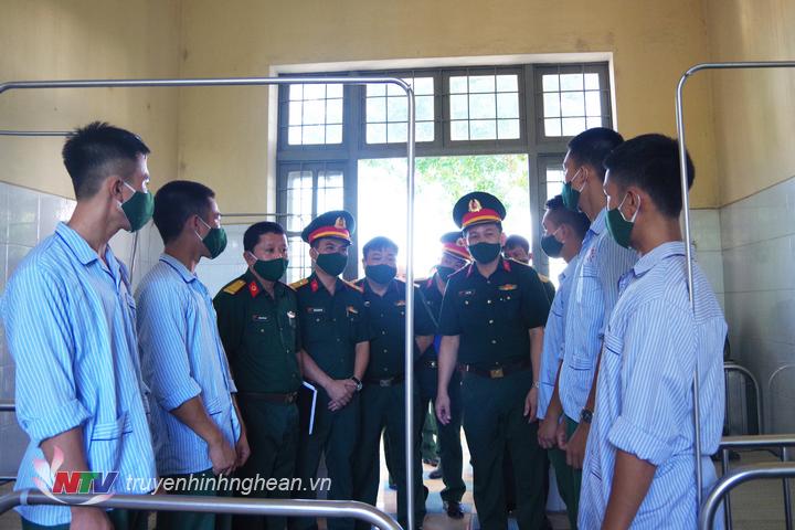 thăm tặng quà thân nhân liệt sĩ đang điều trị tại bệnh xá 24 Sư đoàn. 