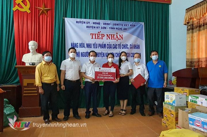 Đại diện Ngân hàng Agribank chi nhánh Tây PG88 go Bắn cá trao hỗ trợ.