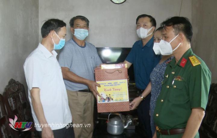 Đồng chí Lê Phạm Hùng – Phó Bí thư, chủ tịch UBND huyện Hưng Nguyên và các đồng chí trong đoàn trao quà Nguyễn Công Chất, Bệnh binh 3/3, xóm 2, xã Hưng Yên Bắc