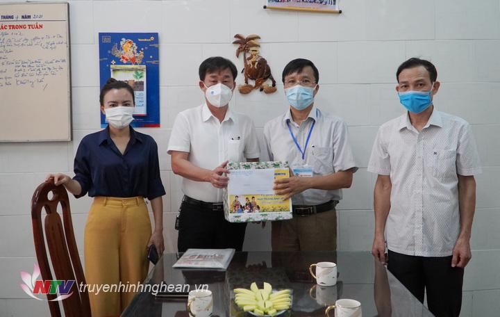 Đoàn thăm và trao quà Trung tâm điều dưỡng người công với cách mạng ở Thị xã Cửa Lò