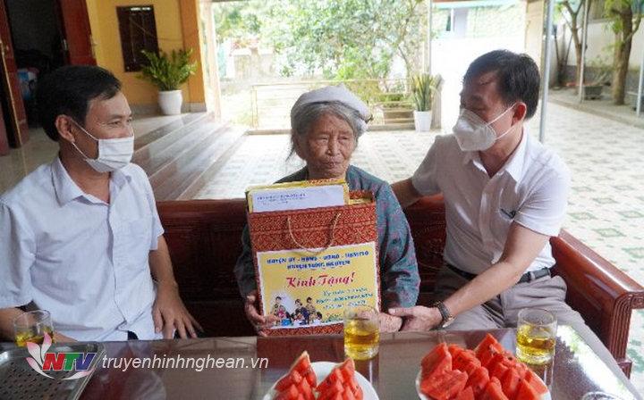 Phạm Quốc Việt – Phó Bí thư Thường trực Huyện ủy và các đồng chí trao quà Mẹ PG 88 Nổ Hũ anh hùng Nguyễn Thị Cháu, xóm 2 xã Hưng Nghĩa