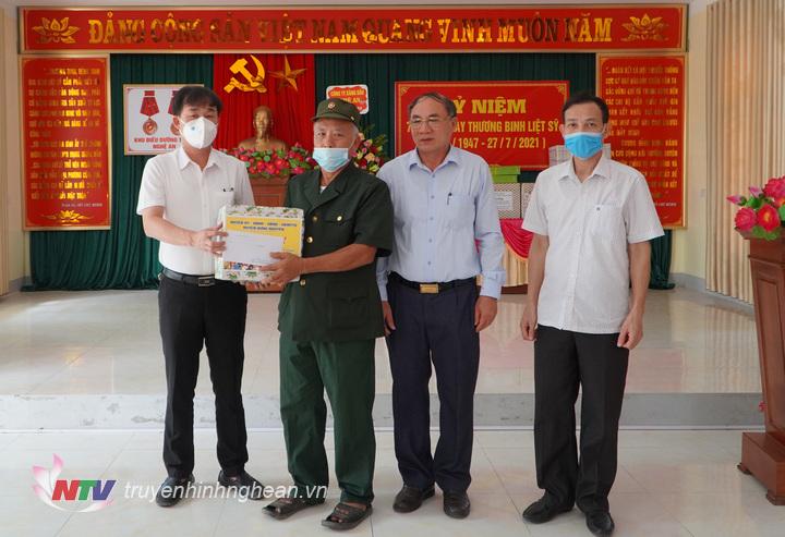 Đoàn thăm và trao quà cho Trung tâm tâm thần kinh ở xã Nghi Phong