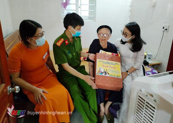 đoàn trao quà cho Mẹ PG 88 Nổ Hũ anh hùng Mẹ PG 88 Nổ Hũ anh hùng Đinh Thị Bốn ở xóm Thành Sơn, xã Long Xá