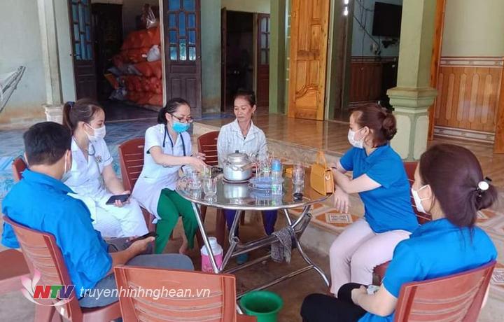 Khám, cấp thuốc miễn phí cho gia đình chính sách.