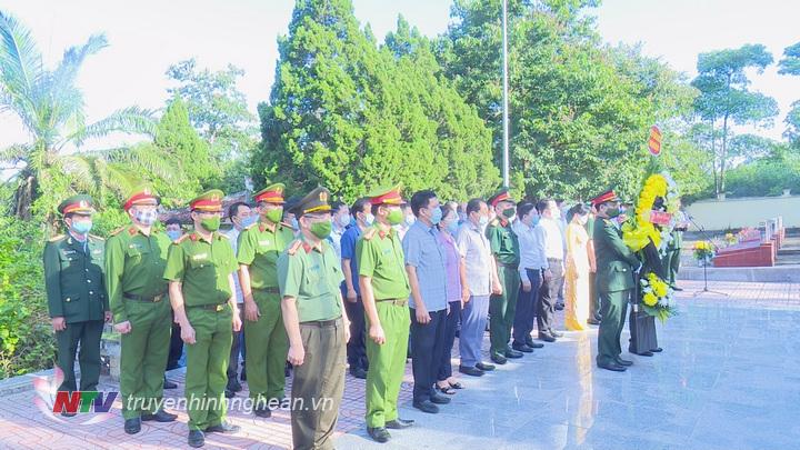 Các đại biểu dâng hoa, dâng hương tại Nghĩa trang liệt sỹ huyện Tân Kỳ.