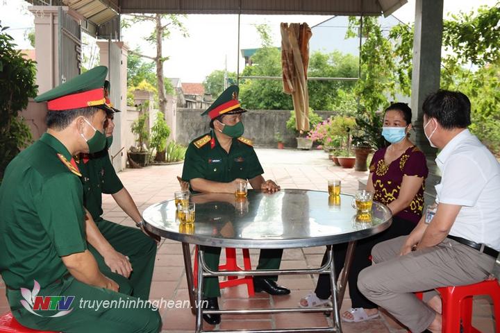 Đoàn công tác thăm hỏi động viên gia đình liệt sĩ Nguyễn Anh Duy hy sinh trong lúc thực hiện nhiệm vụ giúp dân khắc phục hậu quả mưa lũ tại xã Hướng Phùng, huyện Hướng Hóa, tỉnh Quảng Trị.