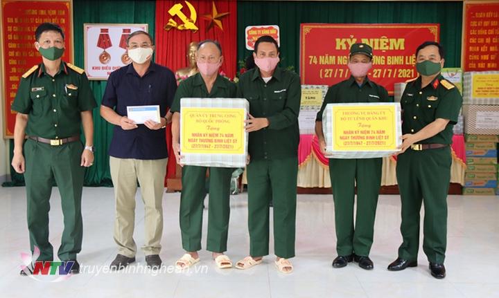 Đại tá Nguyễn Ngọc Hà - Ủy viên BTV, Chỉ huy trưởng Bộ CHQS tỉnh trao quà cho các đồng chí thương binh, bệnh binh đang điều trị tại trung tâm