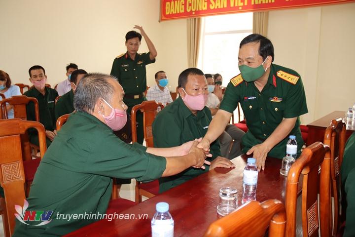 thăm hỏi, tặng quà các thương bệnh binh tại Trung tâm điều dưỡng Thương binh – Tâm thần kinh tỉnh