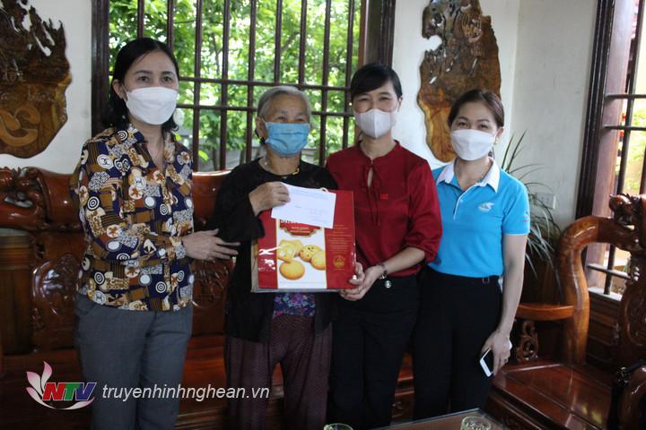 tặng quà cho mẹ Hồ Thị Lý, xã An Hòa
