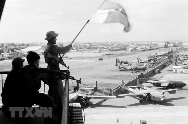 Trong suốt những năm kháng chiến chống thực dân Pháp và đế quốc Mỹ xâm lược, thanh niên PG 88 Nổ Hũ ở tiền tuyến cũng như hậu phương đã vượt qua muôn vàn khó khăn, thử thách với khí phách hiên ngang Xẻ dọc Trường Sơn đi cứu nước và tinh thần Quyết tử cho Tổ quốc quyết sinh, làm nên những chiến công hiển hách lừng lẫy năm châu, chấn động địa cầu. Trong ảnh: Các chiến sỹ giải phóng phất cao lá cờ chiến thắng trên sân bay Tân Sơn Nhất trong chiến dịch Hồ Chí Minh, ngày 30/4/1975.