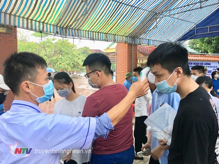 Tất các các thí sinh được đo thân nhiệt
