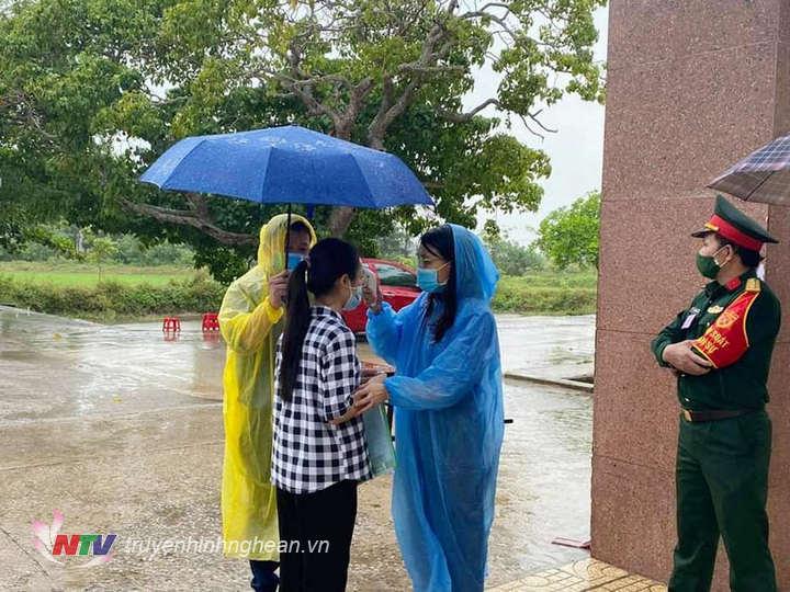 Thực hiện quy trình đo thân nhiệt cho các thí sinh
