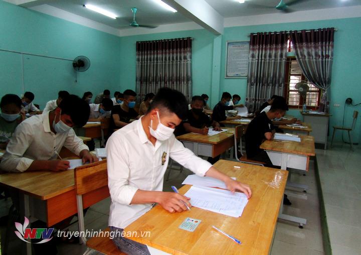 Các thí sinh kiểm điển thông tin cá nhân vào giấy thi.