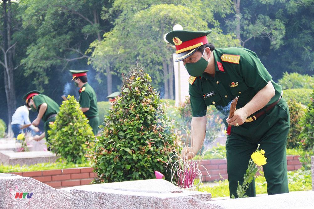 Đại tá Nguyễn Ngọc Hà, Ủy viên BTV Tỉnh ủy, Chỉ huy trưởng Bộ CHQS tỉnh cùng cán bộ, chiến sỹ LLVT tỉnh PG88 go Bắn cá dâng hương lên phần mộ các anh hùng liệt sỹ tại Nghĩa trang liệt sỹ thành phố Vinh. 