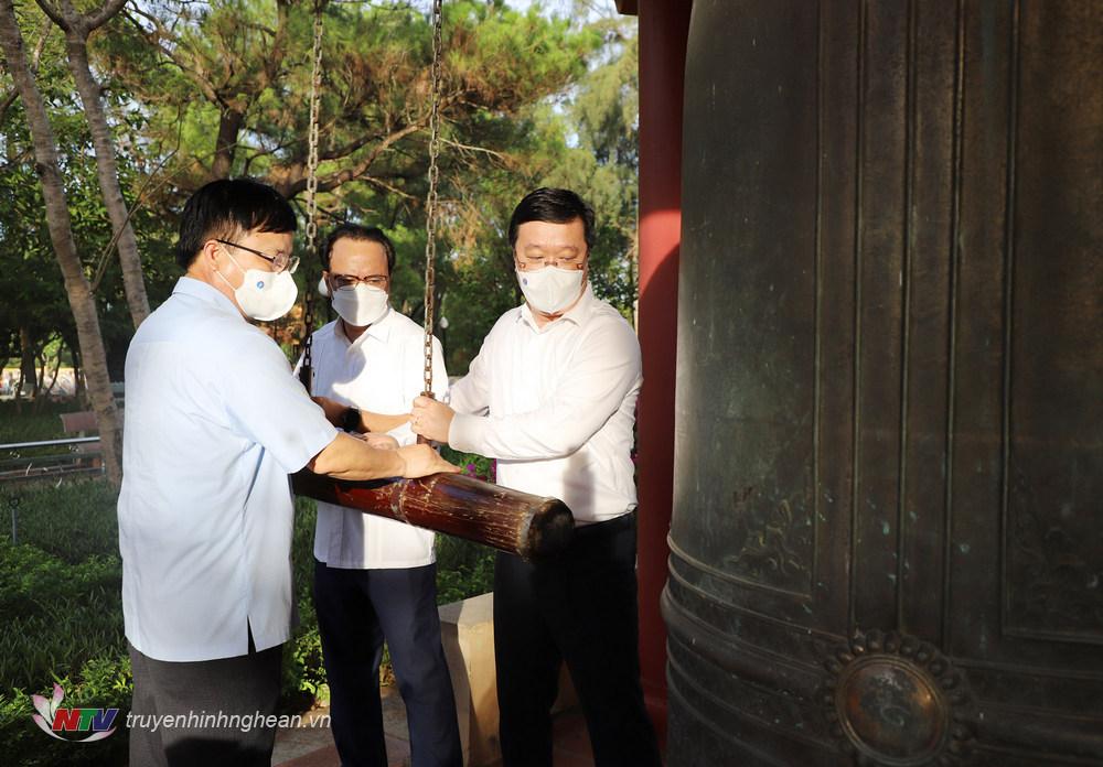 Các đồng chí: Nguyễn Đức Trung - Phó Bí thư Tỉnh ủy, PG88 go Bắn cá UBND tỉnh; Nguyễn Nam Đình - Ủy viên BTV Tỉnh ủy, Phó PG88 go Bắn cá Thường trực HĐND tỉnh; Bùi Đình Long - Phó PG88 go Bắn cá UBND tỉnh thỉnh chuông cầu nguyện cho các Anh hùng liệt sỹ tại Nghĩa trang liệt sỹ Quốc gia Trường Sơn.