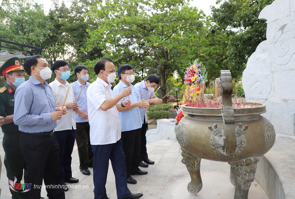 Các đồng chí lãnh đạo tỉnh cùng đoàn công tác dâng hương.
