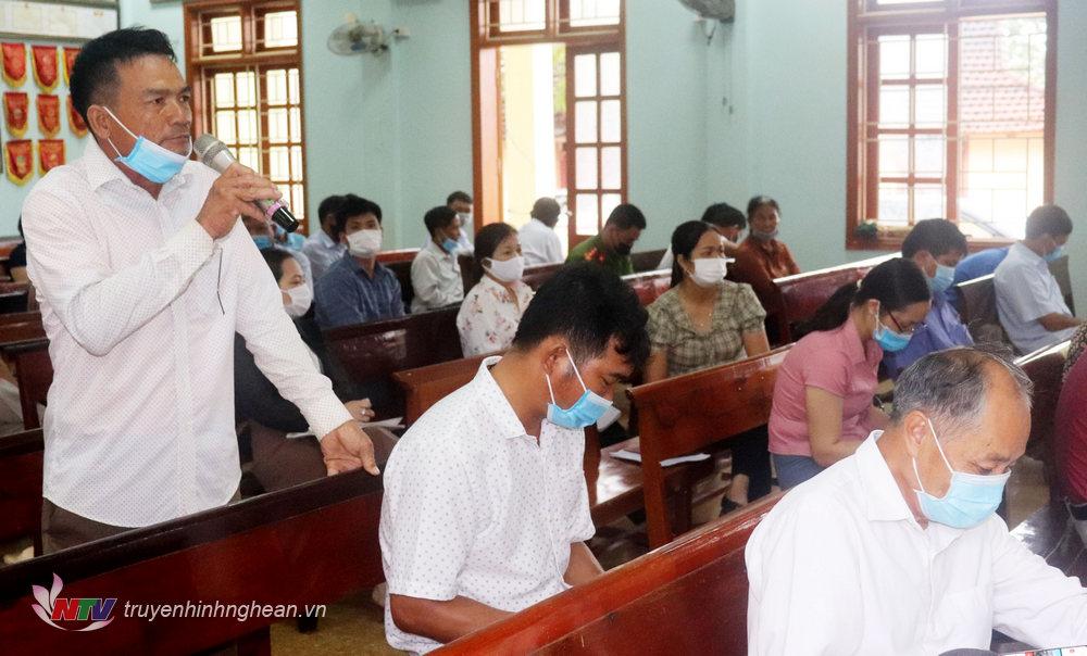 Cử tri nêu ý kiến, kiến nghị tại buổi tiếp xúc.