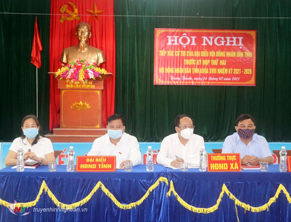 Các đại biểu tham gia tiếp xúc cử tri.