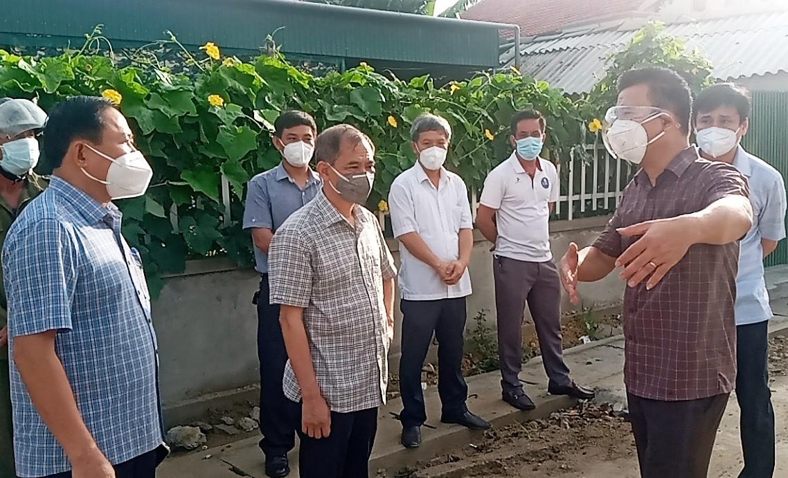 Lãnh đạo Sở Y tế Hà Tĩnh chỉ đạo công tác phòng, chống dịch tại xã Ích Hậu.