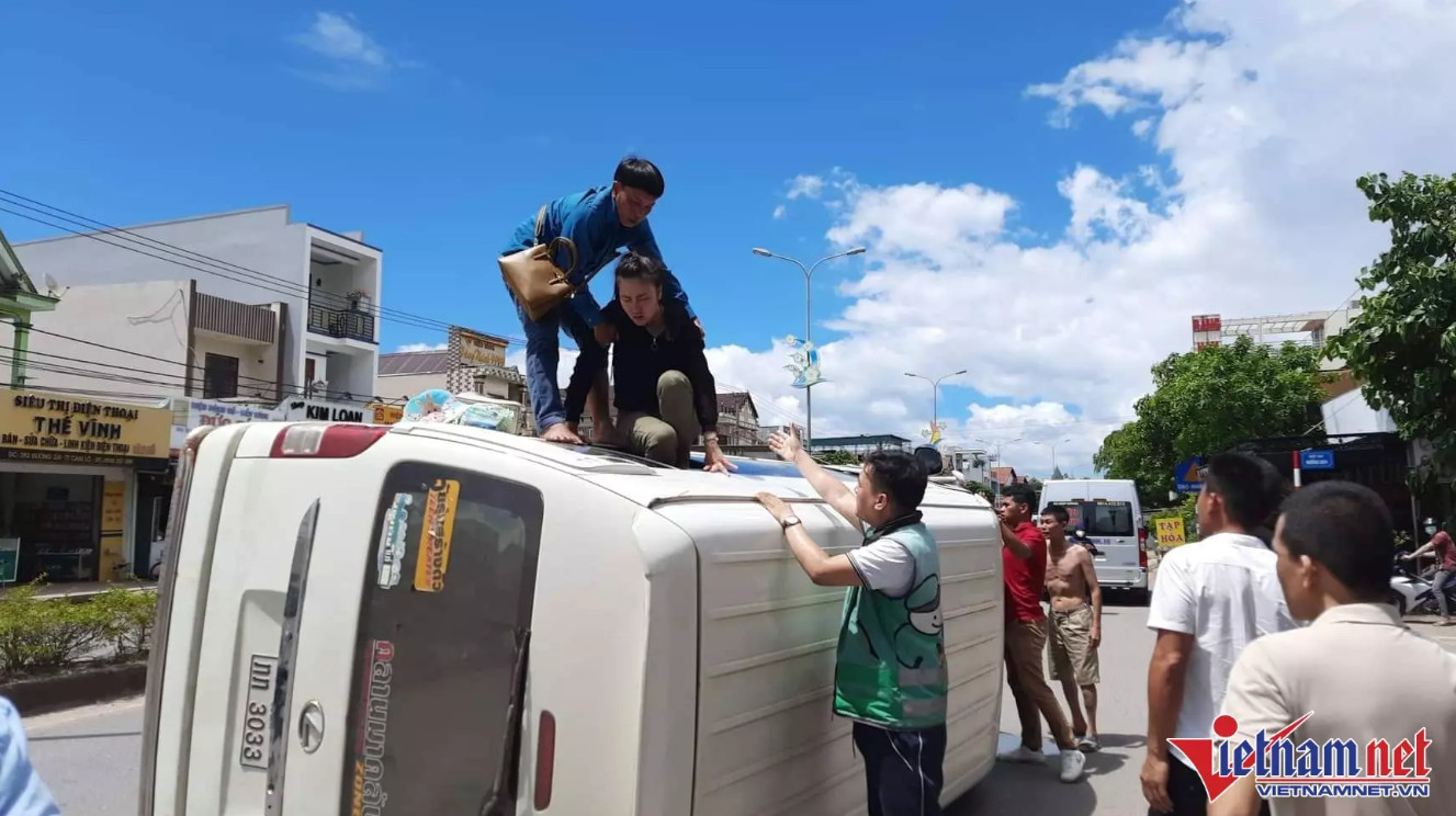 Người dân ở khu vực xảy ra tai nạn nhanh chóng ra đập kính xe, kéo người ra ngoài.