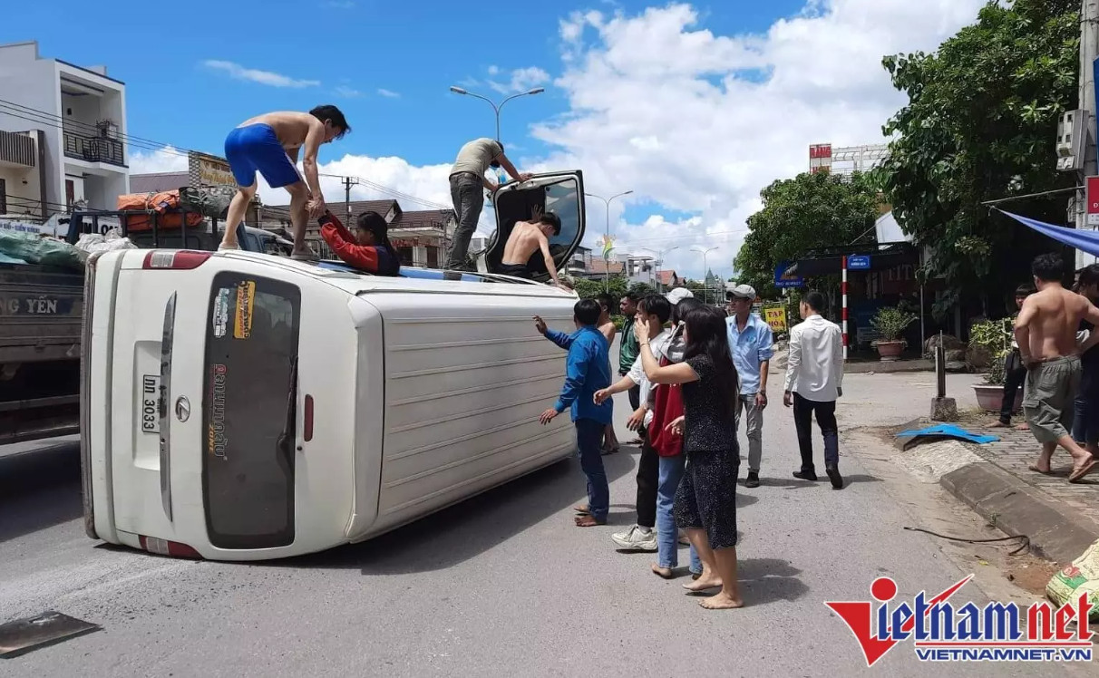 Xe khách biển Lào lật nghiêng giữa đường. Ảnh: HL