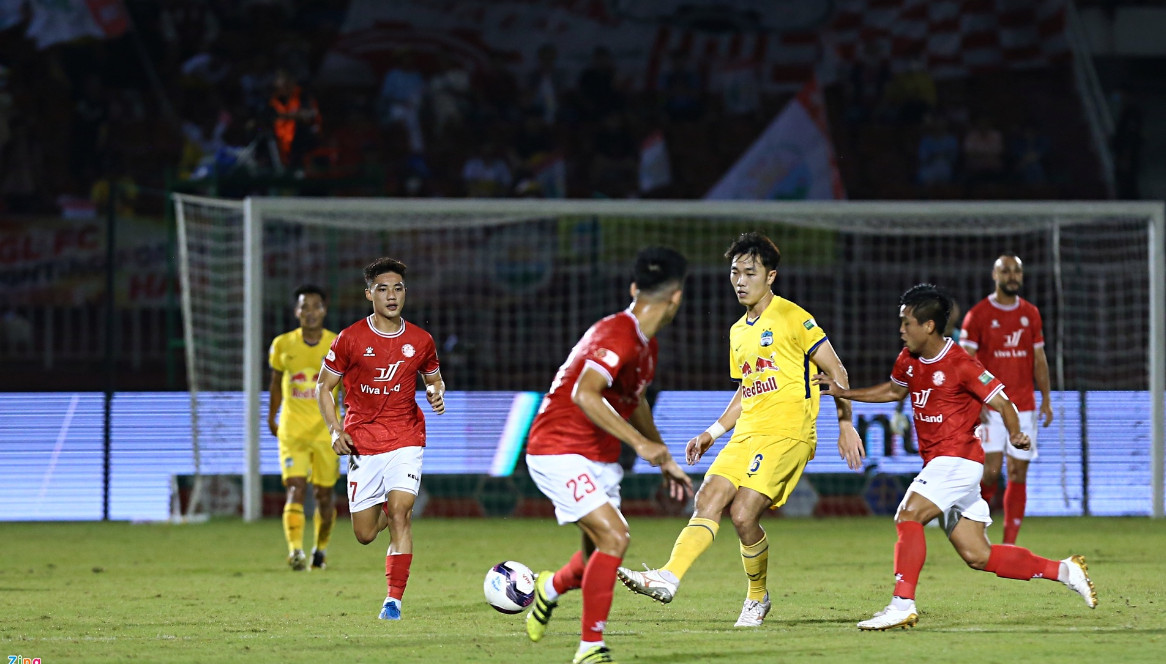 Xuân Trường có trận đấu khởi sắc khi tham gia 62 phút trong chiến thắng 2-0 trước CLB TP.HCM ở vòng 7 V.League tối 16/7. Cầu thủ số 6 có hai pha kiến tạo trong hai bàn thắng của HAGL.
