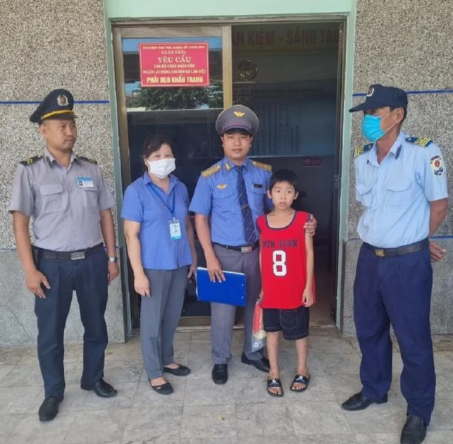 Trưởng tàu Luân bàn giao cháu Dương cho ga Đà Nẵng để gửi theo tàu về ga Nam Định, bàn giao cho gia đình