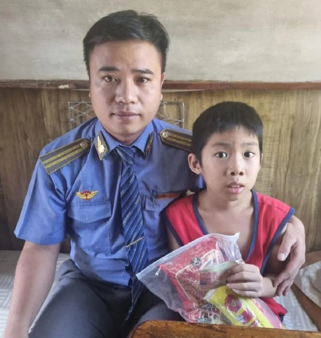 Trưởng tàu khách SE11 Phạm Trọng Luân và cháu Lê Đại Dương trên tàu