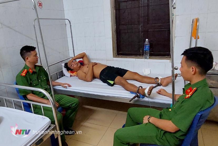 Cán bộ Công an huyện Đô Lương đối tượng Lê Đình Ngọc tại bệnh viện