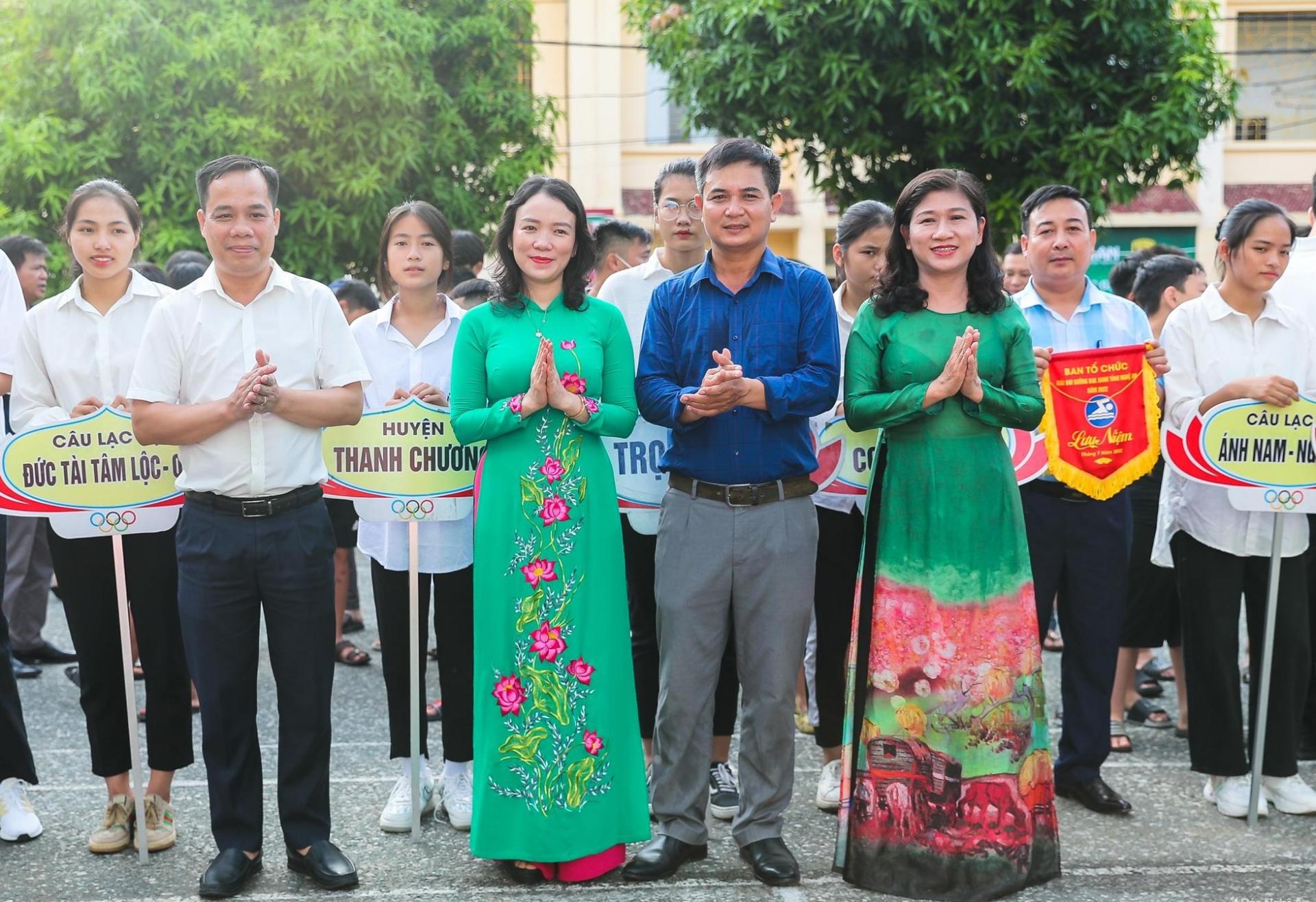 Các đại biểu trao cờ lưu niệm cho các đội tham gia giải đấu.