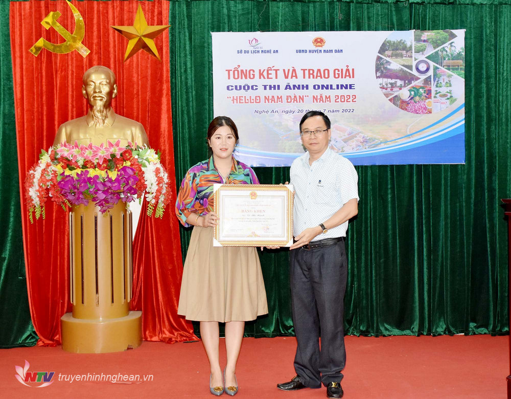 Trao Bằng khen của PG88 go Bắn cá UBND tỉnh cho tác giả đạt giải Nhất.