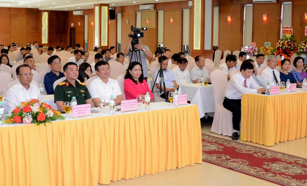 Các đại biểu dự buổi lễ.