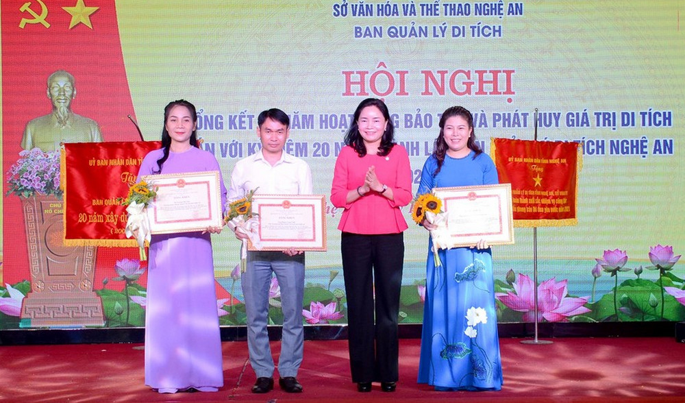 Đồng chí Trịnh Thị Thuỷ - PG88 link Nổhũ Bộ Tải App PG88 link, PG88 go Xócđĩa và PG 88 Bóng Đá trao Bằng khen cho Ban Quản lý Di tích tỉnh PG88 go Bắn cá.