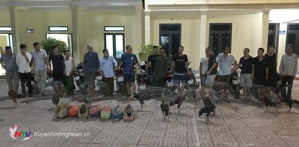 Các đối tượng cùng tang vật tại cơ quan Công an
