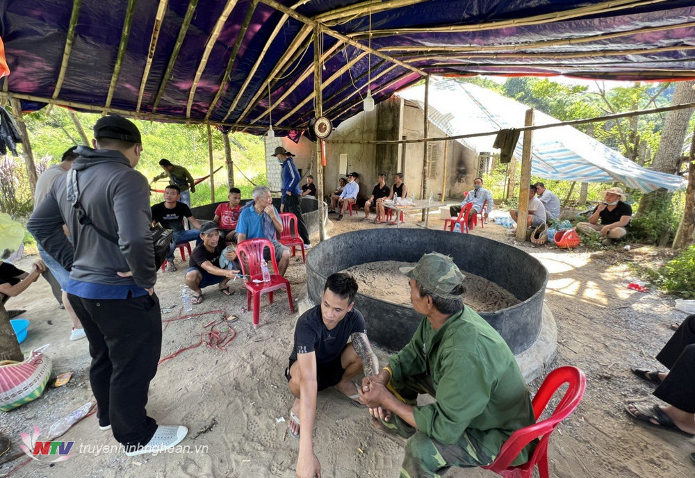 Tối 30/6, Công an huyện Con Cuông, tỉnh PG88 go Bắn cá cho biết, đơn vị vừa phá thành công chuyên án đánh bạc dưới hình thức đá gà ăn tiền, bắt giữ 19 đối tượng.
Trước đó, từ giữa tháng 6/2022, qua công tác nắm tình hình và phản ánh của Nhân dân, Công an huyện Con Cuông phát hiện một số đối tượng lợi dụng địa hình khu vực đồi núi, ít người qua lại trên địa bàn xã Bồng Khê, huyện Con Cuông để tổ chức đánh bạc dưới hình thức đá gà ăn tiền. Số lượng các đối tượng tham gia đánh bạc tại trường gà khá đông, được xác định từ 15 đến 20 người.
Quá trình tổ chức đánh bạc các đối tượng đều cắt cử người canh gác cẩn thận để tránh sự phát hiện của cơ quan chức năng.
Sau thời gian xác lập chuyên án, theo dõi, đến 14h30 ngày 25/6/, tại khu vực đồi chè thuộc thôn Tân Lập, xã Bồng Khê, gần 30 cán bộ, chiến sĩ Công an huyện Con Cuông đã bất ngờ ập vào bắt quả tang 19 đối tượng đang đánh bạc dưới hình thức đá gà ăn tiền.
Ban chuyên án cũng thu và tạm giữ tang vật 7 con gà chọi, hơn 90 triệu đồng tiền mặt cùng hàng chục xe mô tô, điện thoại đi động các loại.
Theo lời khai từ các đối tượng, tụ điểm đá gà này do Nguyễn Văn Anh (sinh năm 1985), trú tại thị trấn Con Cuông, huyện Con Cuông, là người đứng ra tổ chức. Chủ gà muốn đá gà ăn thua bằng tiền thì điện thoại cho Anh để tìm gà bắt cặp đá. Sau đó, Anh sẽ nhắn tin địa điểm cho các đối tượng tham gia.
Trung bình mỗi cặp gà đá, Anh thu của người thắng 300.000 đồng. Qua đó, mỗi ngày Anh thu lợi bất chính từ vài triệu đến cả chục triệu đồng.
Chuyên án đang tiếp tục được đấu tranh, mở rộng.