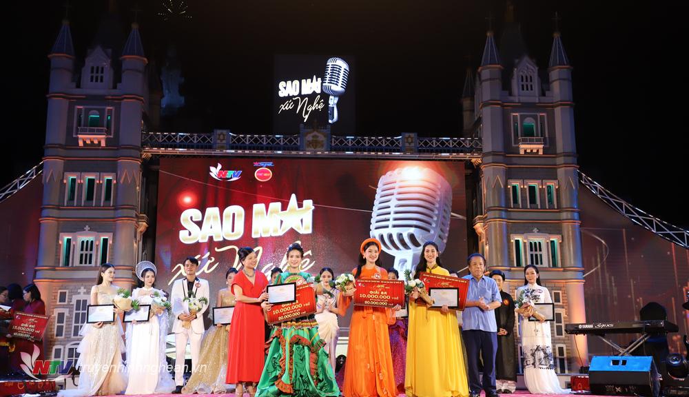Trao giải Ba cho các thí sinh đạt giải.