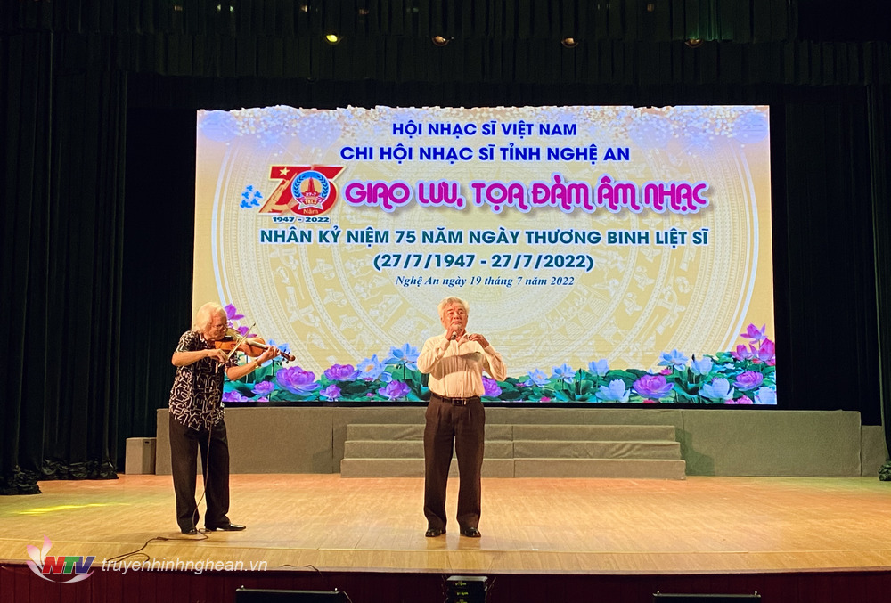 Ảnh 5: Hai nhạc sỹ Nguyễn Văn Kính và Quang Vượng thể hiện tác phẩm mới “Tình ca áo trắng”